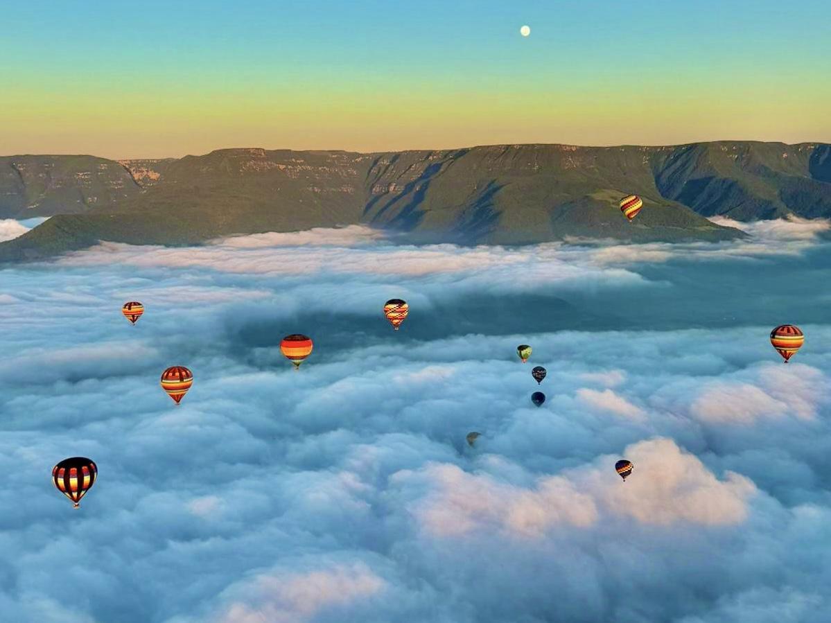 Recorde de 140 balões colori o céu de Praia Grande (SC) no Feriado!